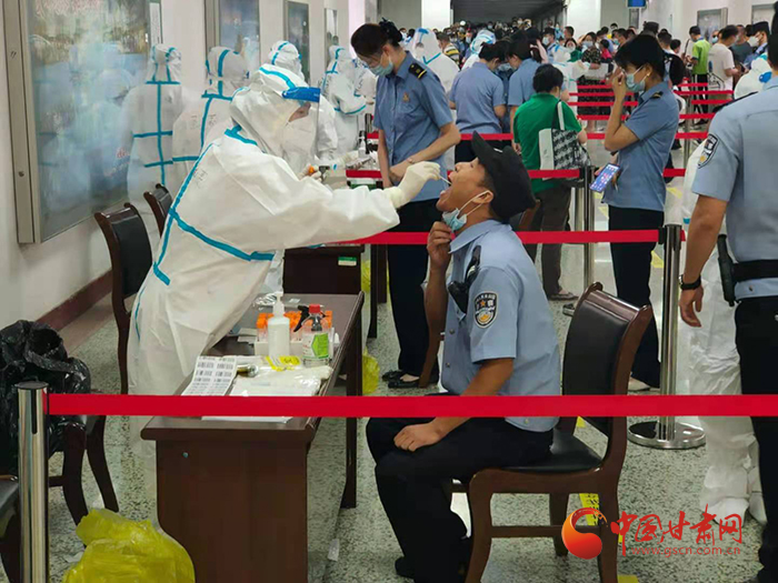 蘭州市城關(guān)區(qū)啟動中鐵蘭州局全員核酸檢測工作 每周一次