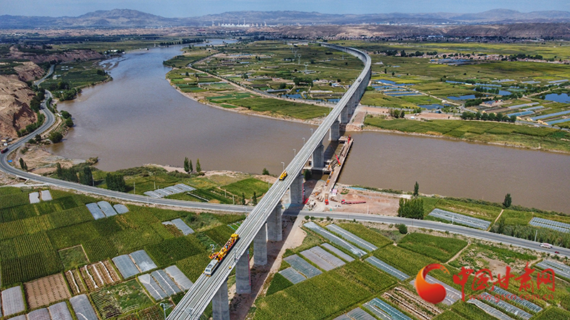 【隴拍客】直擊現(xiàn)場！看中蘭鐵路首條接觸網(wǎng)導線如何架設