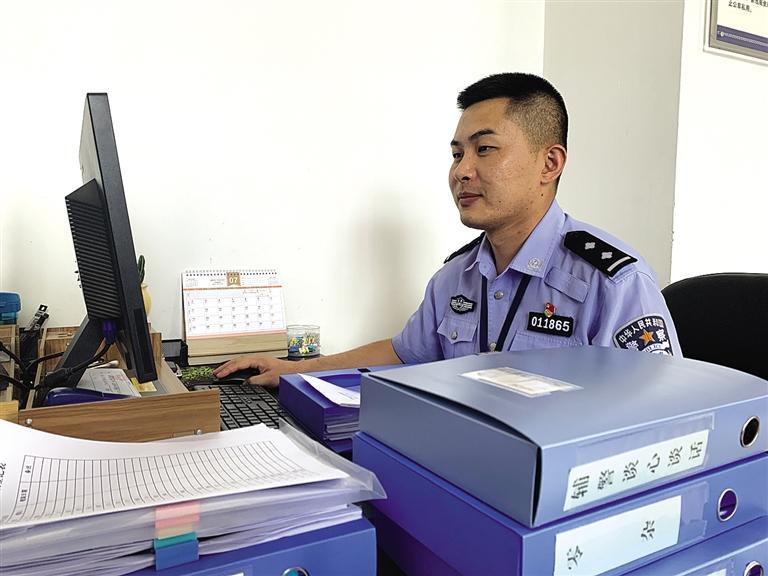 “身為黨員，就應(yīng)該第一個往前沖”