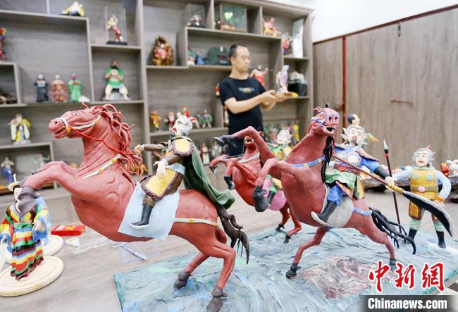 安秋平是成州面塑第五代傳承人，也是當(dāng)?shù)匚ㄒ粓?jiān)守面塑制作的人。　高展 攝