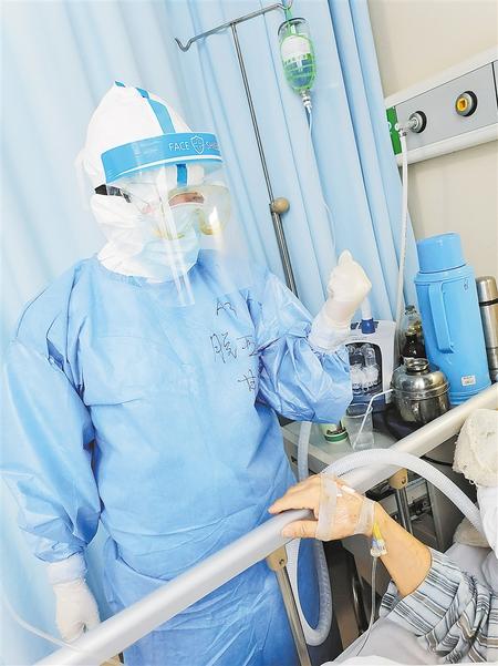 白衣天使 逆風(fēng)綻放——記第48屆南丁格爾獎(jiǎng)獲得者、慶陽市人民醫(yī)院重癥監(jiān)護(hù)室護(hù)士長脫亞莉