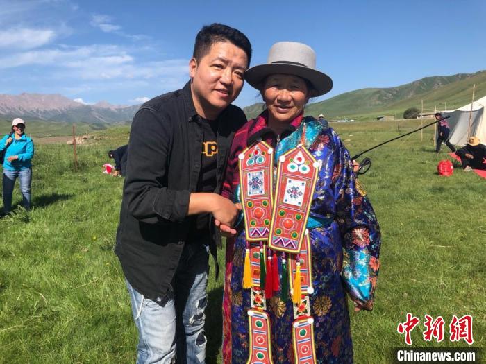 圖為拍攝紀錄片《西茂的婚禮》期間，張輝剛(左)與裕固族老人合影留念。(資料圖) 張輝剛供圖