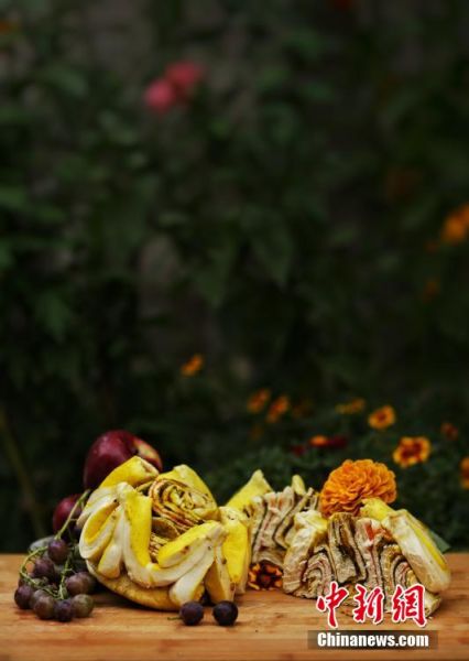 圖為做好的月餅，狀似玫瑰，切開后層層疊疊，色彩斑斕。張文 攝