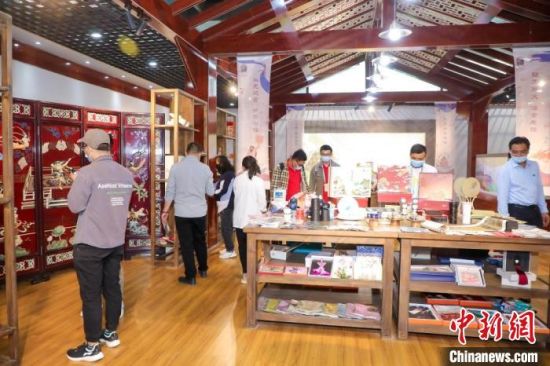 圖為甘肅“一會(huì)一節(jié)”期間，位于敦煌的天水市展館中，民眾觀賞文創(chuàng)產(chǎn)品?！「拭C省文化和旅游廳供圖