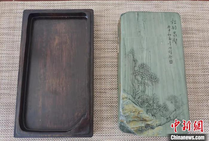 圖為盧保勝為提升洮硯文化內涵，制作“一硯一銘、一盒一拓”成品展示?！堟?攝