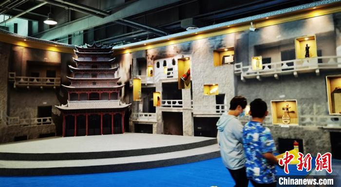 該展覽還借助科技手段，復(fù)原“藏經(jīng)洞”場(chǎng)景，將莫高窟“搬進(jìn)”展廳。　丁思 攝