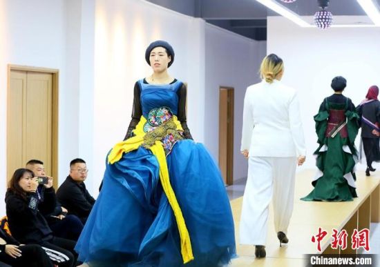 東鄉(xiāng)繡娘在T臺(tái)走秀?！「哒?攝