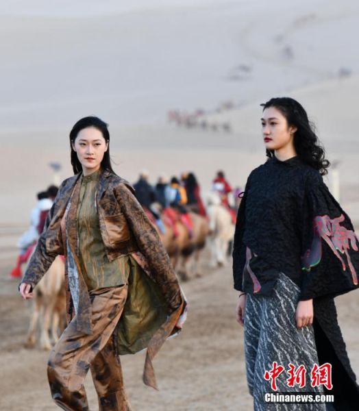 圖為敦煌服裝秀展示。 殷春永 攝