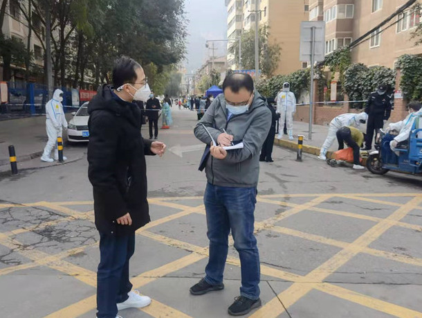 蘭州市紀委監(jiān)委干部下沉一線詳細詢問疫情防控情況。.jpg