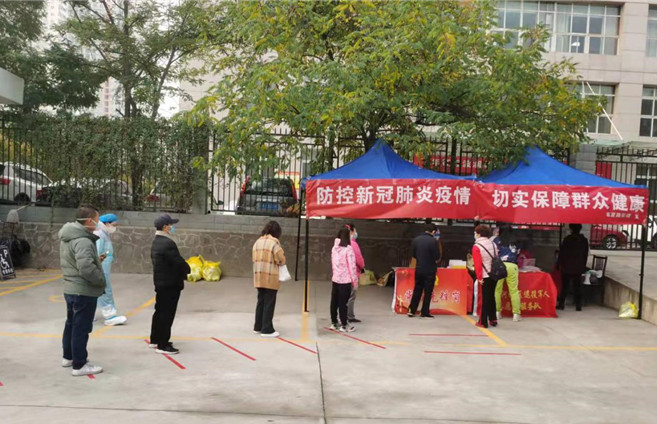 城關區(qū)紀委監(jiān)委各監(jiān)督檢查組督促各街道核酸檢測點落實“一米線”制度。.jpg
