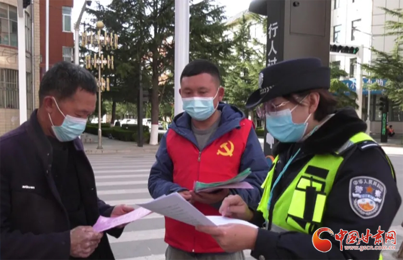 平?jīng)龀缧牛簷C(jī)關(guān)黨員齊參與 文明創(chuàng)建我先行