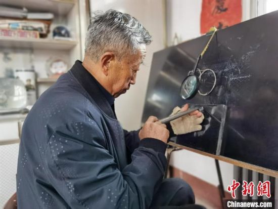 圖為陶世清在創(chuàng)作中?！钅?攝