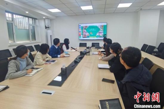 圖為甘肅教育出版社《寫給青少年的敦煌故事》叢書項目組，探討圖書封面設(shè)計。　閆姣 攝