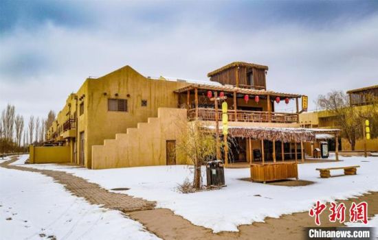 雪落敦煌月牙泉小鎮(zhèn)。　王斌銀 攝