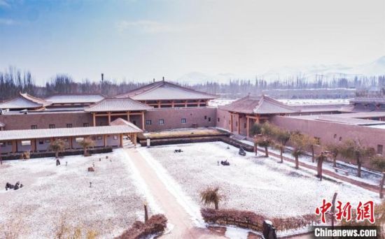 圖為雪落大漠古堡——敦煌山莊?！⊥醣筱y 攝