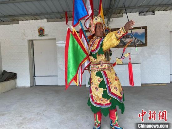 圖為完代才讓在外木村戲臺出演?！∷巫雨?攝