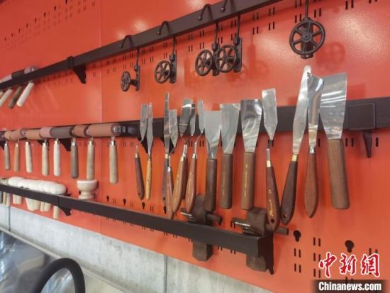 圖為徐晉林制作雕版敦煌壁畫所用工具。　閆姣 攝