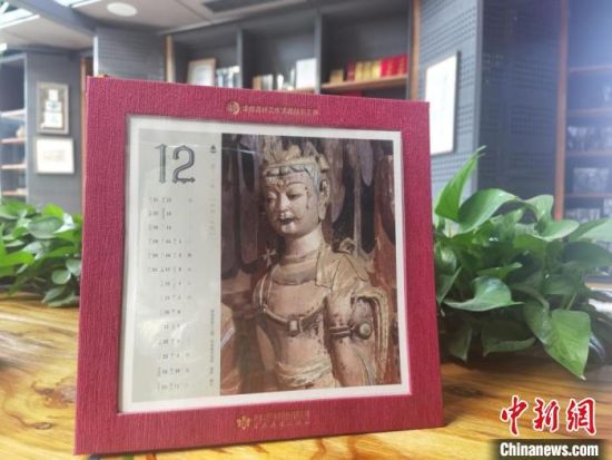 圖為徐晉林制作的敦煌題材的手工書《走進(jìn)沙漠敦煌——莫高窟與藏書票藝術(shù)》，深受讀者喜愛。　閆姣 攝