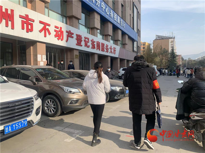 【我為群眾辦實事】蘭州市城關區(qū)：社區(qū)幫辦有誠意 這21戶居民的產權證拿到了