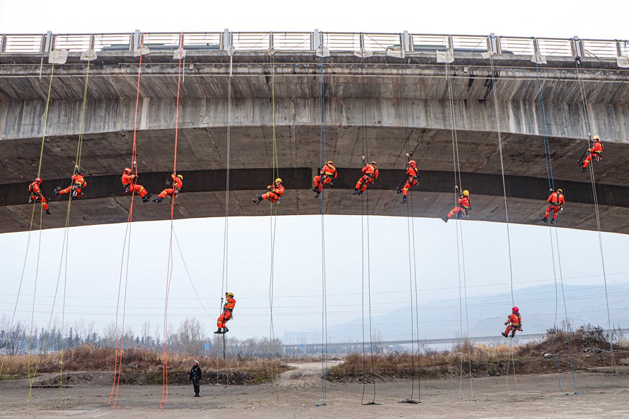 硬核！甘肅天水森林消防員百米高空練技能