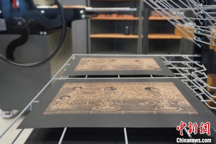 圖為徐晉林工作室制作的雕版敦煌壁畫印刷成品展示?！【琶赖┰?　攝