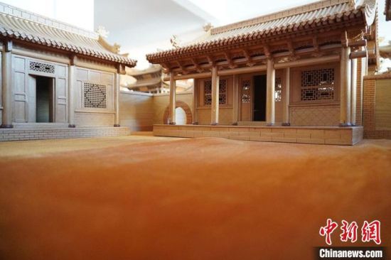 圖為微縮建筑蘭州四合院內(nèi)部結(jié)構(gòu)?！【琶赖┰?　攝