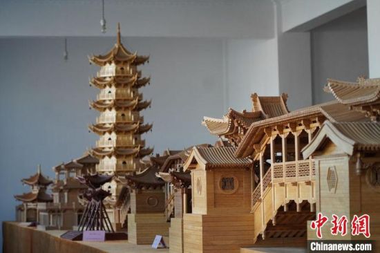 圖為古建筑模型制作技藝傳習(xí)所展廳內(nèi)的微縮古建筑作品?！【琶赖┰?　攝