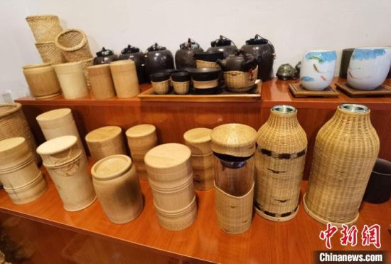 圖為展陳的一件件精致可愛的竹編農(nóng)具工藝品?！●T志軍 攝