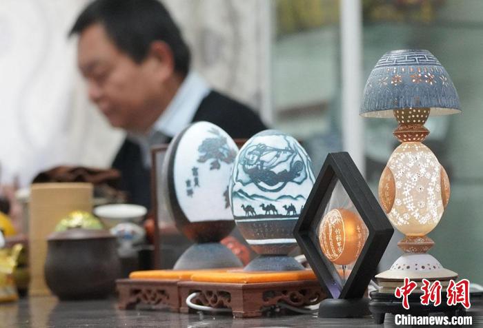 圖為吳義澤完成的蛋雕作品?！【琶赖ぴ?攝