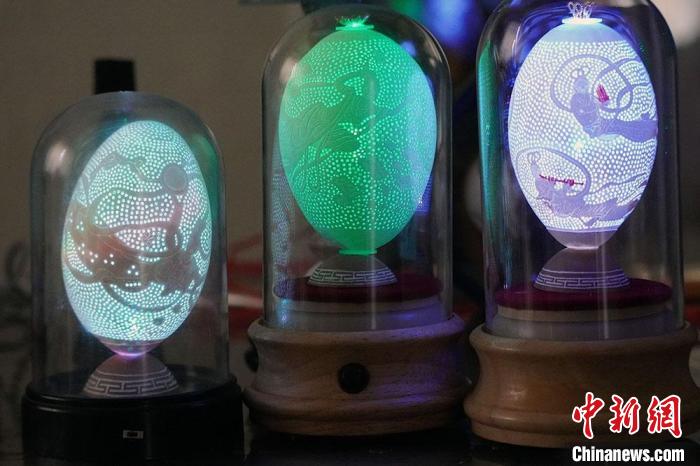 圖為以敦煌飛天為元素的蛋雕作品。　九美丹增 攝