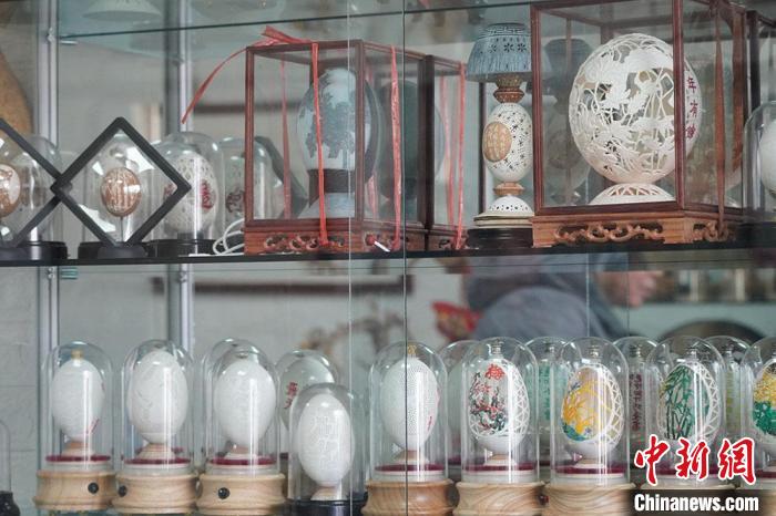 圖為吳義澤收藏柜內(nèi)的蛋雕作品?！【琶赖ぴ?攝