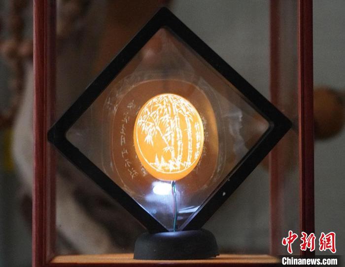 圖為吳義澤新包裝給蛋雕呈現(xiàn)立體感?！【琶赖ぴ?攝