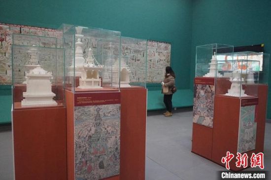 圖為觀眾欣賞數(shù)字復(fù)制壁畫?！【琶赖┰?攝