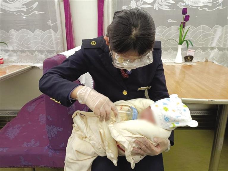 慌亂“父母”露馬腳 乘務(wù)員察覺(jué)異樣公安部門(mén)列車(chē)上救下一名被拐賣(mài)嬰兒