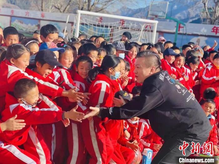 1月初，第五屆“街舞進藏鄉(xiāng)”公益助學(xué)活動在甘肅甘南結(jié)束，旨在讓藏族學(xué)子感受到街舞魅力?！￡惿菩?攝