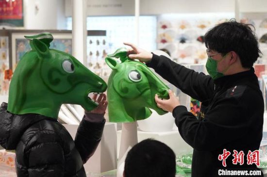 圖為“神馬來了”銅奔馬頭套。　九美旦增 攝