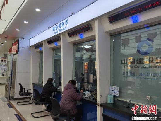 圖為蘭州市民在銀行兌換新鈔?！⌒煅?攝