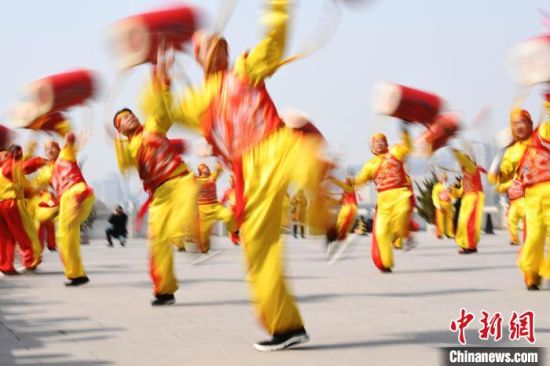 2019年2月19日，演員在黃河岸邊的蘭州水車博覽園內(nèi)進行太平鼓表演，歡慶元宵佳節(jié)。(資料圖) 　楊艷敏 攝