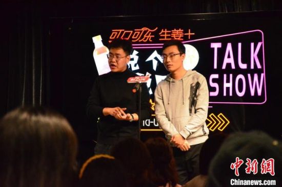 圖為脫口秀演員搭檔表演?！钅?攝