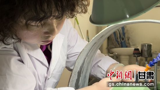 夜光杯制作學徒謝小琴坦言，雖工作枯燥，但是能夠掌握國家級非遺技藝是很自豪的。王牧雨 攝