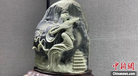 圖為李學(xué)平的玉雕作品?！「攥?攝