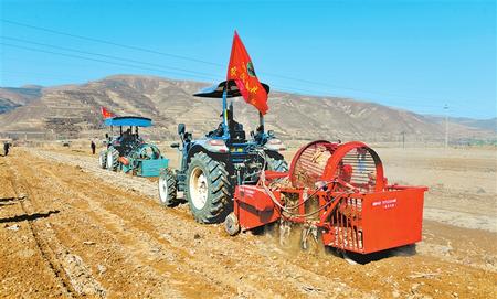 定西市隴西縣17個(gè)鄉(xiāng)鎮(zhèn)的農(nóng)機(jī)合作社、農(nóng)機(jī)手參加了農(nóng)機(jī)技能比賽和培訓(xùn)