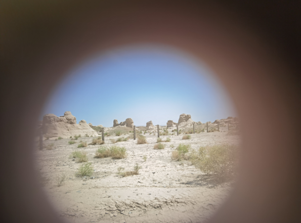 插圖2：透過河西走廊遺存的古陶片孔洞所見。攝影：陳曉斌。拍攝日期：2020年6月。