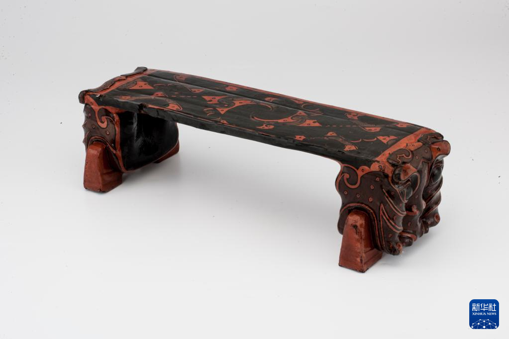 湖北云夢縣鄭家湖戰(zhàn)國秦漢墓地出土漆木虎頭枕（資料圖）。