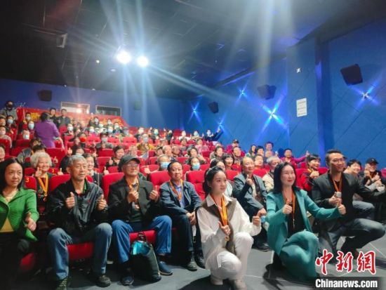 《浴血誓言》主創(chuàng)團(tuán)隊(duì)與到場(chǎng)的紅軍后代合影?！￡愡x斌 攝