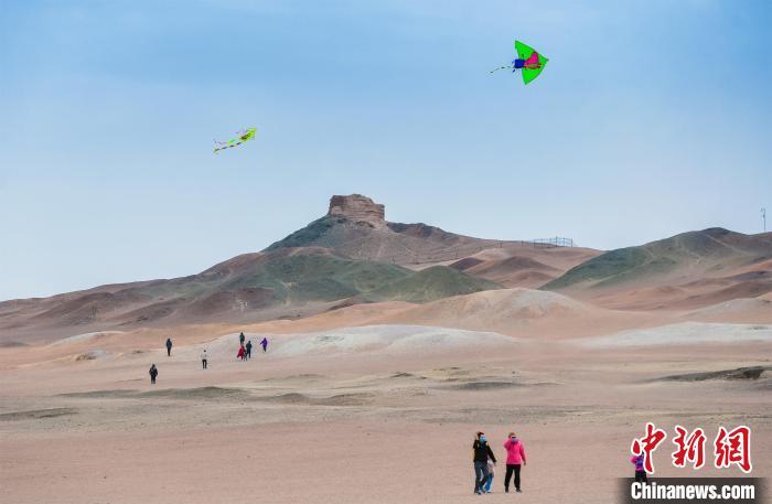 圖為市民正在陽(yáng)關(guān)景區(qū)放風(fēng)箏?！⊥醣筱y 攝