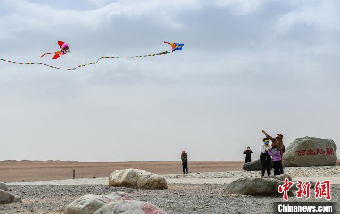 圖為市民正在陽(yáng)關(guān)景區(qū)放風(fēng)箏?！⊥醣筱y 攝