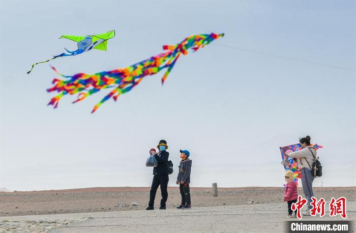 圖為孩童在父母的陪伴下放風(fēng)箏?！⊥醣筱y 攝