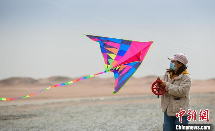 圖為市民正在陽(yáng)關(guān)景區(qū)放風(fēng)箏?！⊥醣筱y 攝