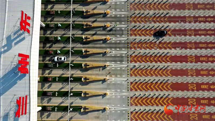 記者帶你探訪甘肅高速收費站疫情防控：通行有秩序 服務(wù)有溫度